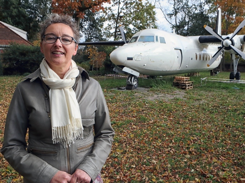 Bed adn breakfast eigenaar Esther Slootweg met de Fokker F27