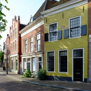 Huisje aan de gracht in Franeker