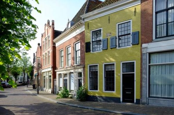 Huisje aan de gracht in Franeker
