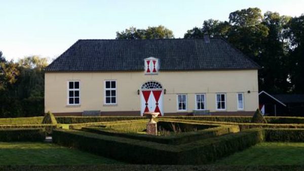 Koetshuis Op Heukelum in Heukelum