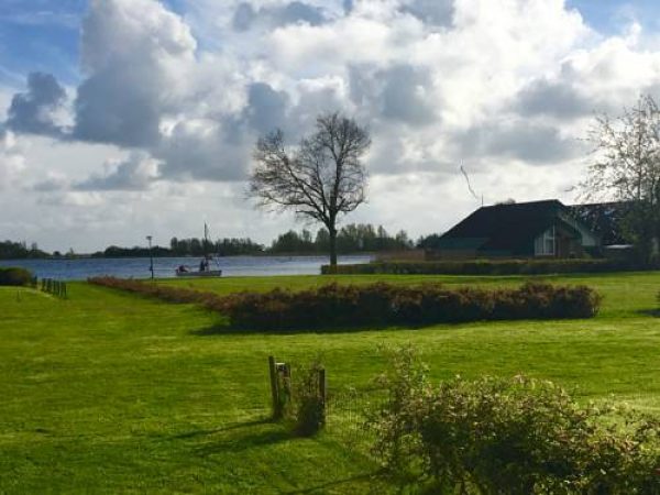 Zonnig vakantiehuis aan Heegermeer in Heeg