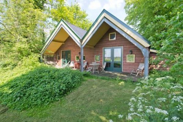 Chalet with a Meadow view in Een