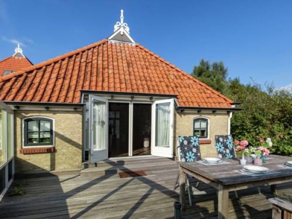 Holiday home t Friese Koetshuis in Pingjum