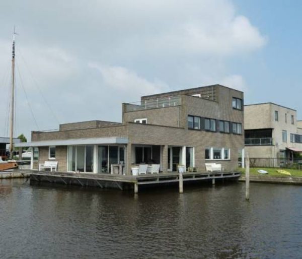 Luxe Villa aan het Water in Heeg