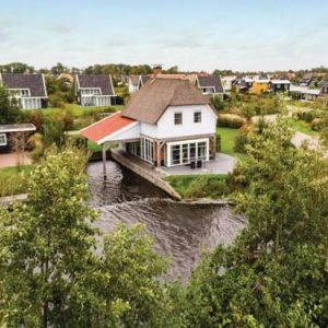 Holiday Home Bodelaeke-Schiphuiswoning in Giethoorn