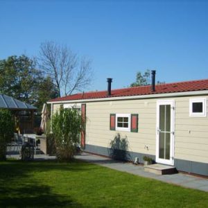 Chalet Recreatiepark Wiringherlant 4 in Hippolytushoef